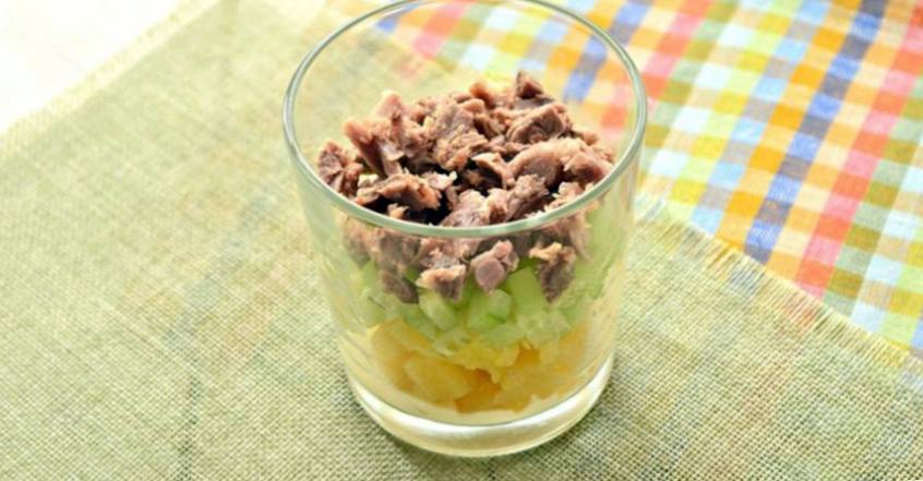 Рецепт Слоёный салат с мясом и грибами шаг-1