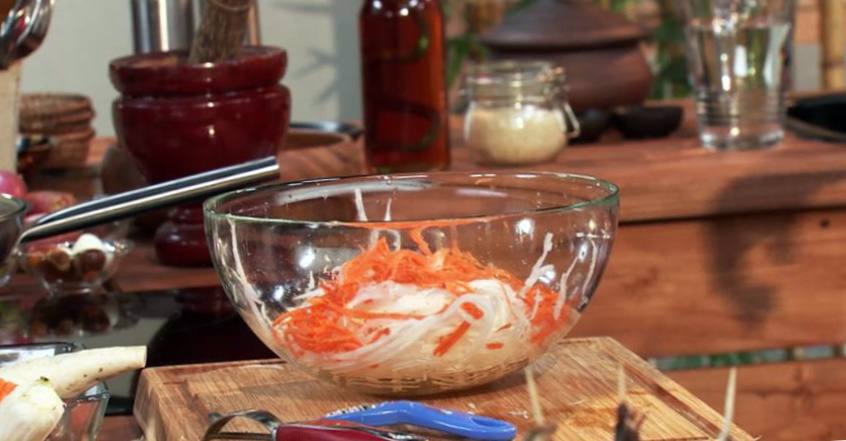 Рецепт Сом Там Пу. Овощной салат с солёными крабами  шаг-2