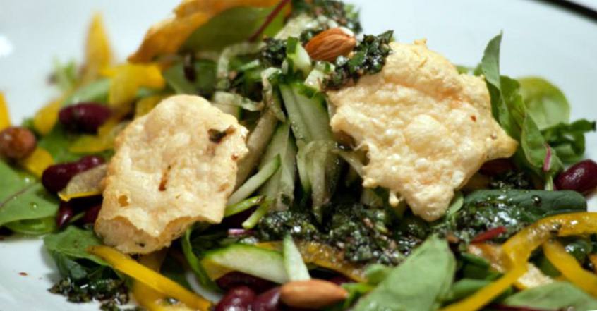 Рецепт Свежий салат с красной фасолью и сырными чипсами шаг-1