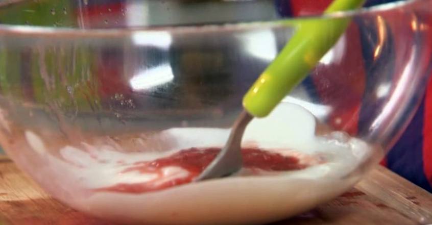 Рецепт Тартар из клубники с йогуртом шаг-3