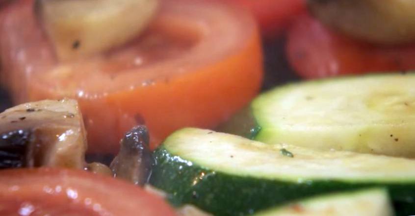 Рецепт Теплый овощной салат и томатный шейк шаг-3