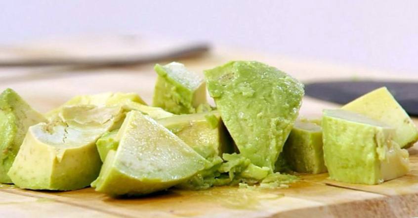 Рецепт Теплый салат из кольраби, ананаса и авокадо  шаг-2