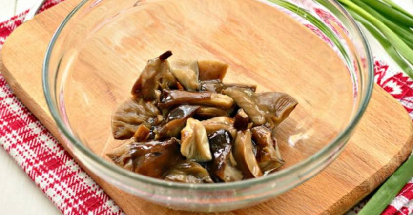 Рецепт Тёплый картофельный салат с грибами  шаг-2