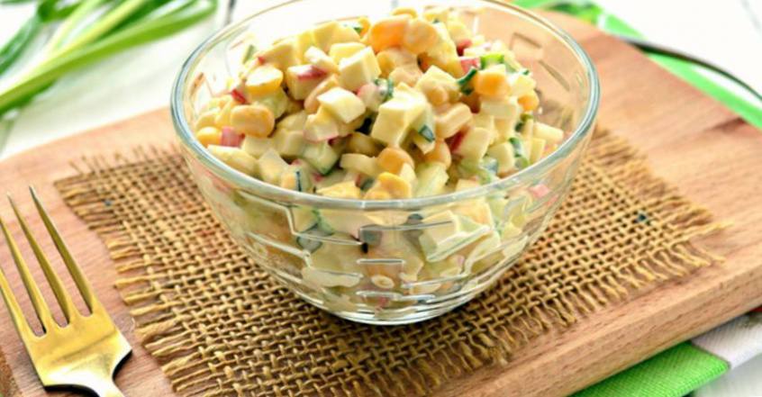 Рецепт Весенний салат с крабовыми палочками и кукурузой шаг-3