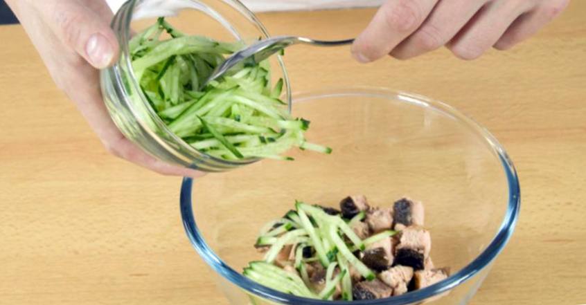 Рецепт Весенний салат с жареной горбушей шаг-3
