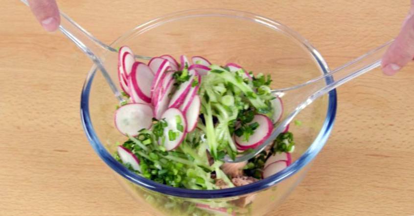 Рецепт Весенний салат с жареной горбушей  шаг-4
