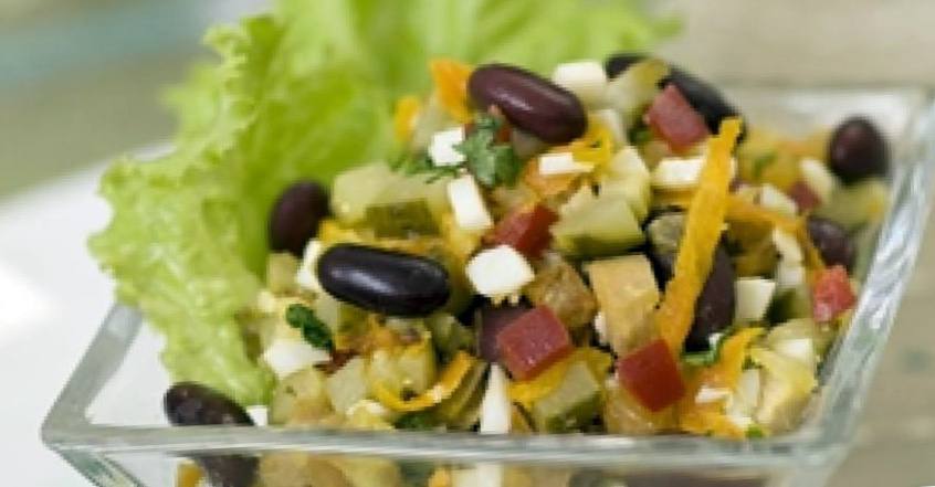 Рецепт Витаминный салат с курицей и фасолью шаг-3