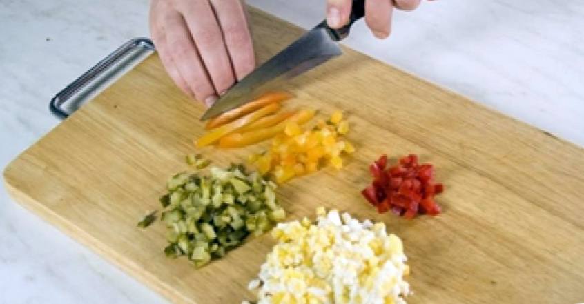 Рецепт Витаминный салат с курицей и фасолью шаг-1