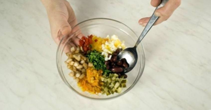 Рецепт Витаминный салат с курицей и фасолью  шаг-2