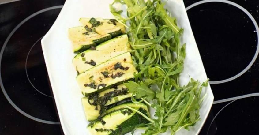 Рецепт Зеленый салат из рукколы, цукини и мяты шаг-3