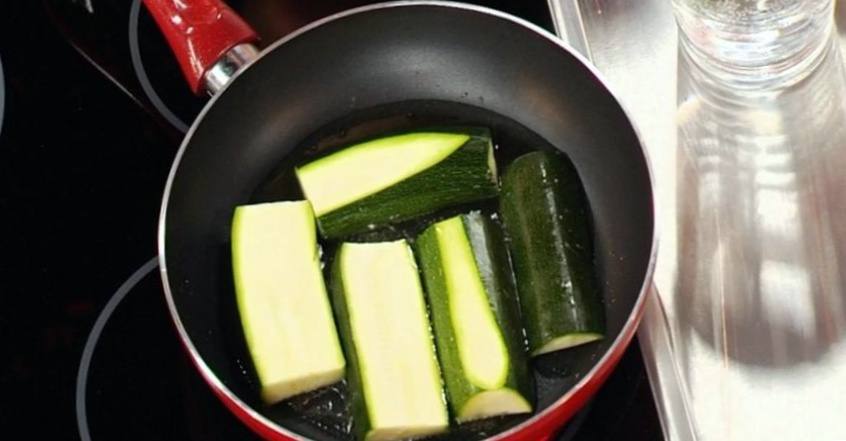 Рецепт Зеленый салат из рукколы, цукини и мяты шаг-1