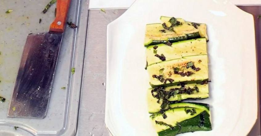 Рецепт Зеленый салат из рукколы, цукини и мяты  шаг-2