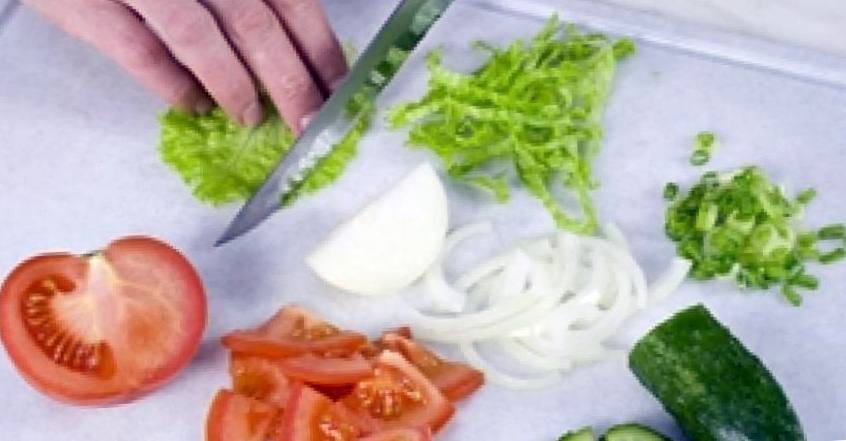 Рецепт Зеленый салат с курицей шаг-1