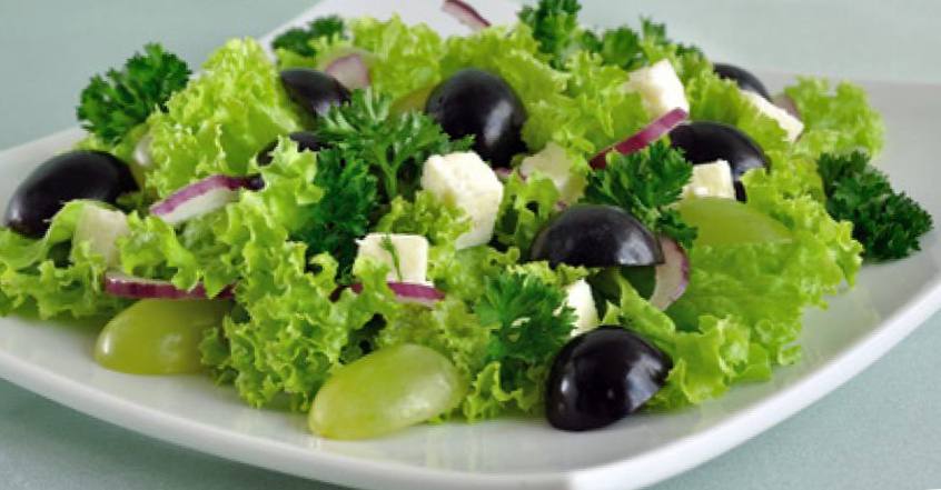 Рецепт Зеленый салат с сыром и виноградом шаг-1