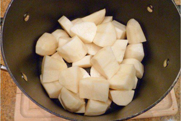 Рецепт Картофельный салат с красным луком шаг-1