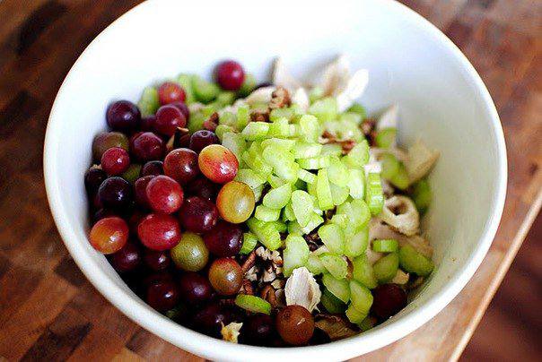 Рецепт Куриный салат с виноградом и орехами шаг-5