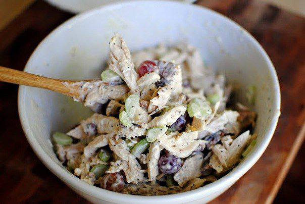 Рецепт Куриный салат с виноградом и орехами шаг-7