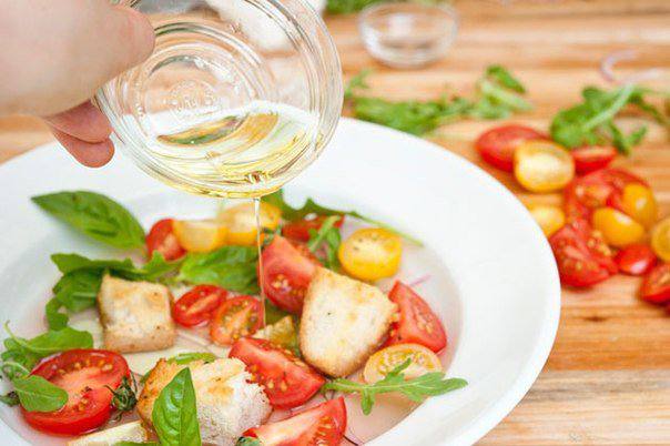 Рецепт Легкий овощной салат с сухариками шаг-7