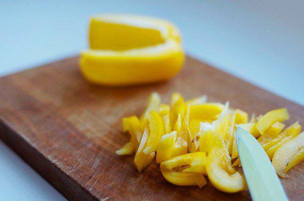 Рецепт Овощной салат с авокадо шаг-1