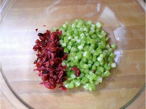 Рецепт Пикантный куриный салат с клюквой шаг-5
