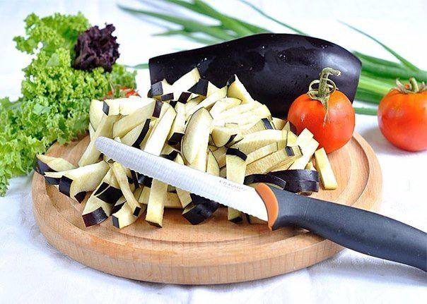 Рецепт Салат из баклажанов с помидорами и сыром шаг-1