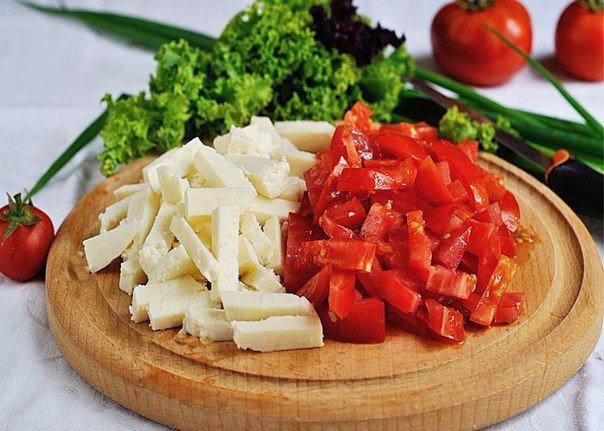 Рецепт Салат из баклажанов с помидорами и сыром шаг-3