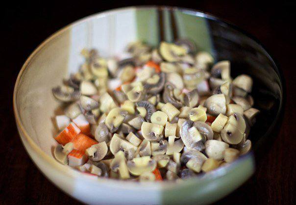 Рецепт Салат из крабовых палочек с грибами  шаг-2