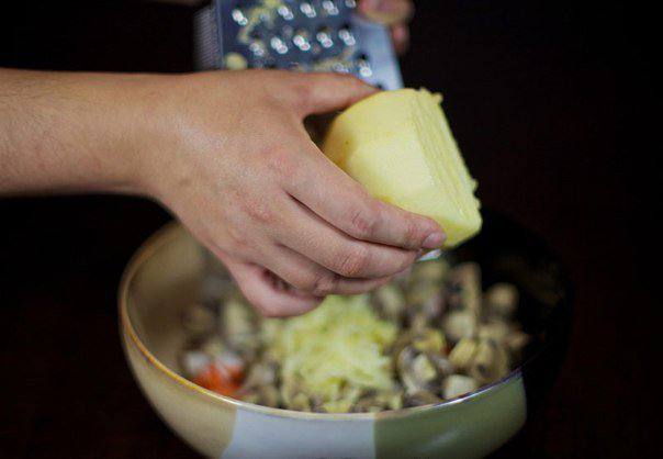 Рецепт Салат из крабовых палочек с грибами шаг-3