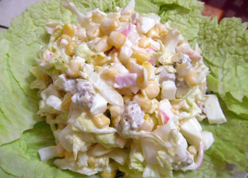 салат с крабовыми палочками и пекинской капустой с сухариками салат с крабовыми палочками и пекинской капустой с сухариками
