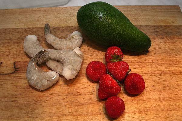 Рецепт Салат из креветок клубники и авокадо шаг-1