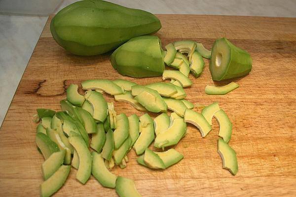 Рецепт Салат из креветок клубники и авокадо шаг-3