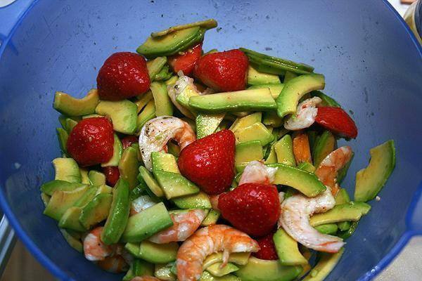 Рецепт Салат из креветок клубники и авокадо  шаг-4