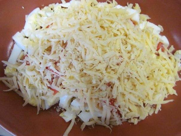 Рецепт Салат из лосося с яйцом и сыром шаг-1