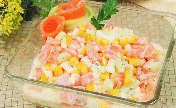 Рецепт Салат из семги с кукурузой и огурцом Готовим Салаты Салат из семги с кукурузой и огурцом