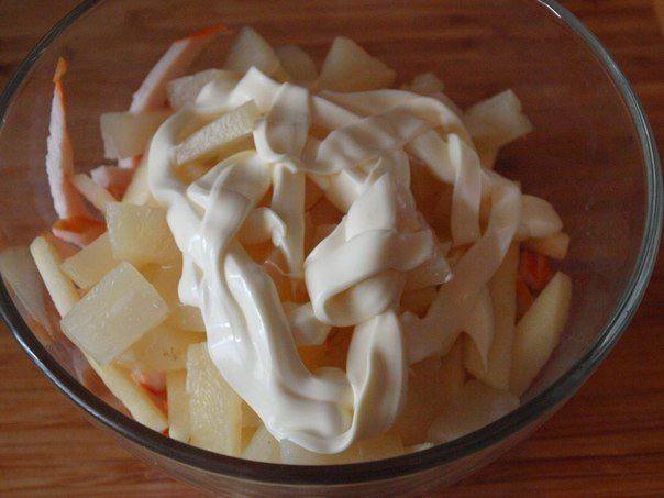 Рецепт Салат с копченой курицей, яблоком и ананасом шаг-3