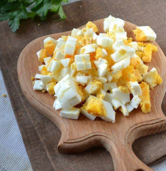 Рецепт Салат с курицей, кукурузой и сыром шаг-3