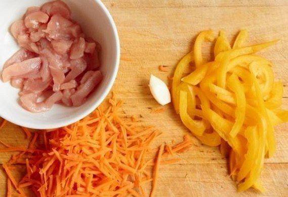 Рецепт Салат с курицей, перцем и морковью шаг-1