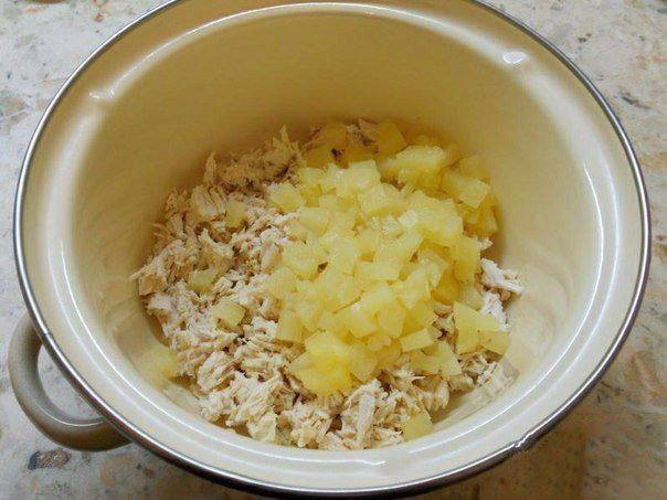 Рецепт Салат с курицей и ананасами в тарталетках шаг-1
