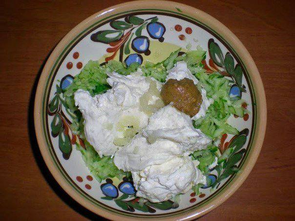 Рецепт Салат с куриным филе, черри и моцареллой шаг-3