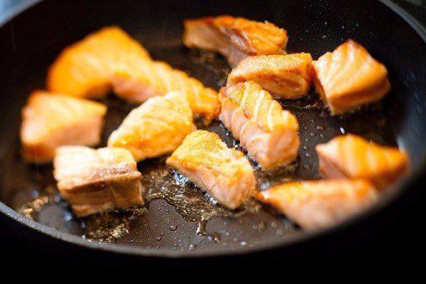 Рецепт Салат с овощами и кусочками красной рыбы шаг-7