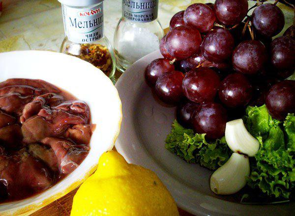 Рецепт Салат с печенью и виноградом шаг-1