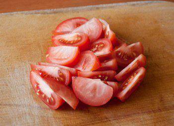 Рецепт Салат с помидорами, моцареллой и рукколой шаг-1