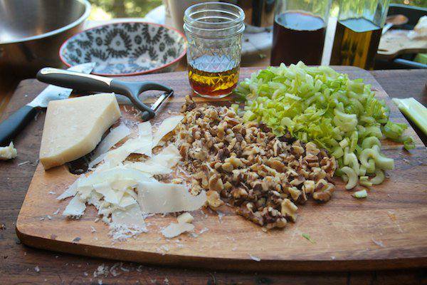 Рецепт Салат с сельдереем, орехами и пармезаном  шаг-2