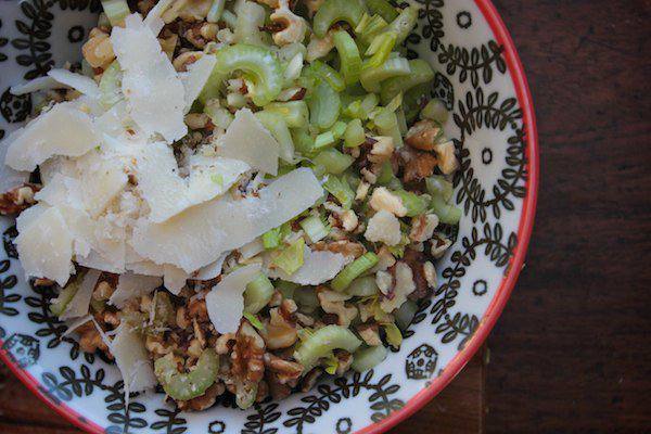 Рецепт Салат с сельдереем, орехами и пармезаном шаг-3