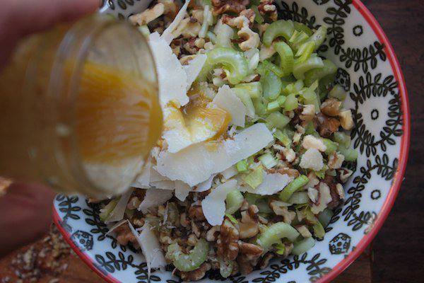 Рецепт Салат с сельдереем, орехами и пармезаном  шаг-4