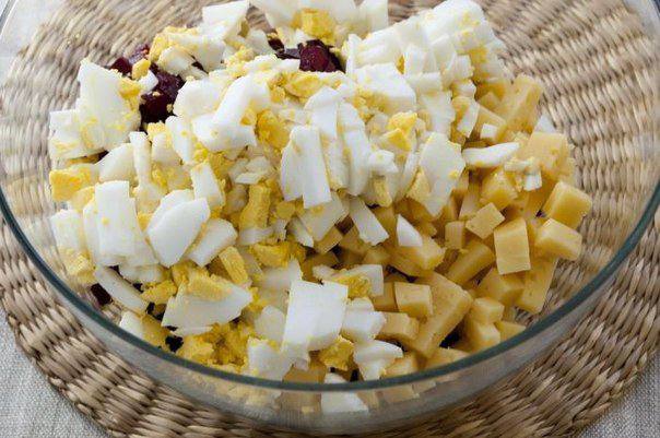 Рецепт Салат свекольный с сыром и яйцом  шаг-2
