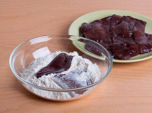 Рецепт Слоеный салат из печени с рисом шаг-1