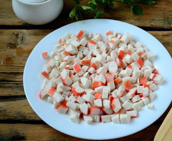 Рецепт Слоеный салат с крабовыми палочками и помидорами шаг-1