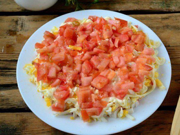 Рецепт Слоеный салат с крабовыми палочками и помидорами шаг-3