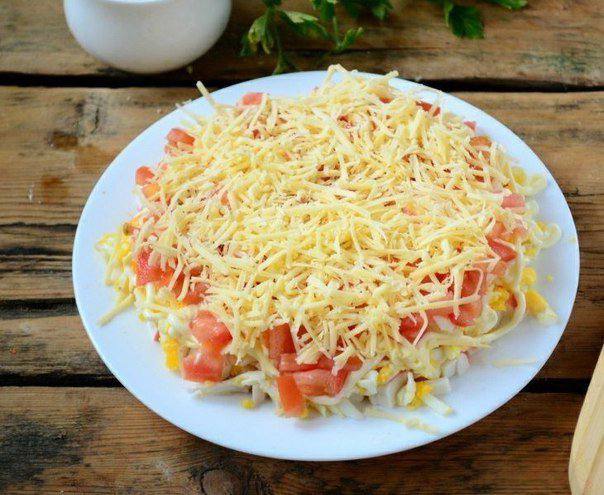 Рецепт Слоеный салат с крабовыми палочками и помидорами  шаг-4